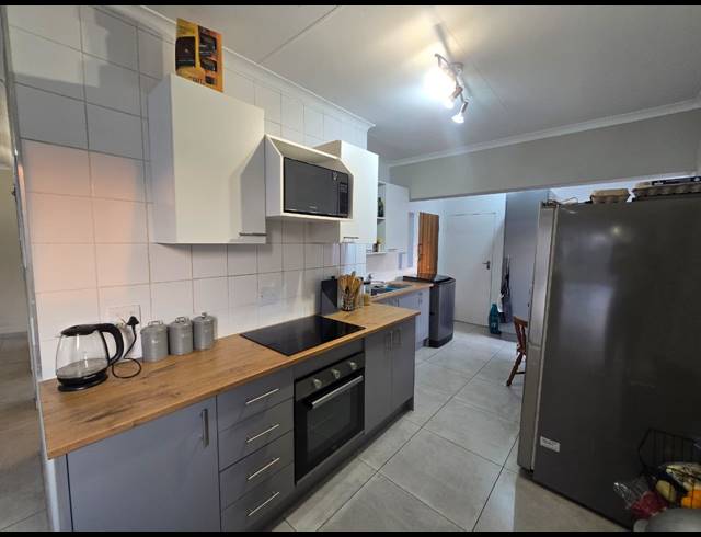 2 BEDROOM TOWNHOUSE TO LET IN THREE RIVERS PROPER